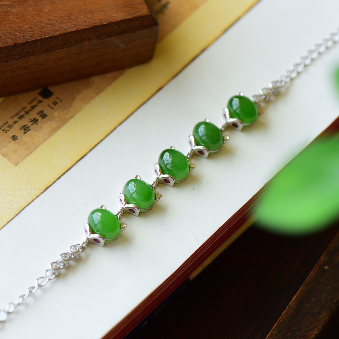 An Exquisite Sterling Silver Inlaid Jasper Bracelet,Inlaid Diamond: An Exquisite Sterling Silver Inlaid Jasper Bracelet,Inlaid Diamond,Size:0.4inx0.7in 纯银镶碧玉手链,嵌钻石