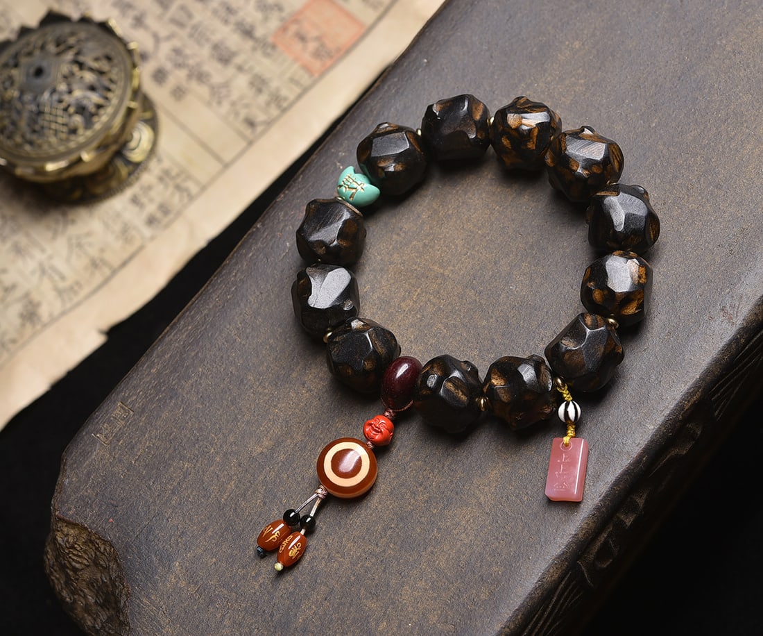 An Exquisite Eaglewood Bracelets - 2