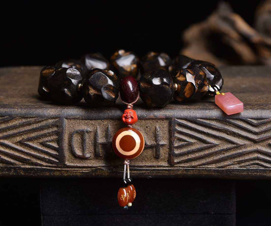 An Exquisite Eaglewood Bracelets - 3