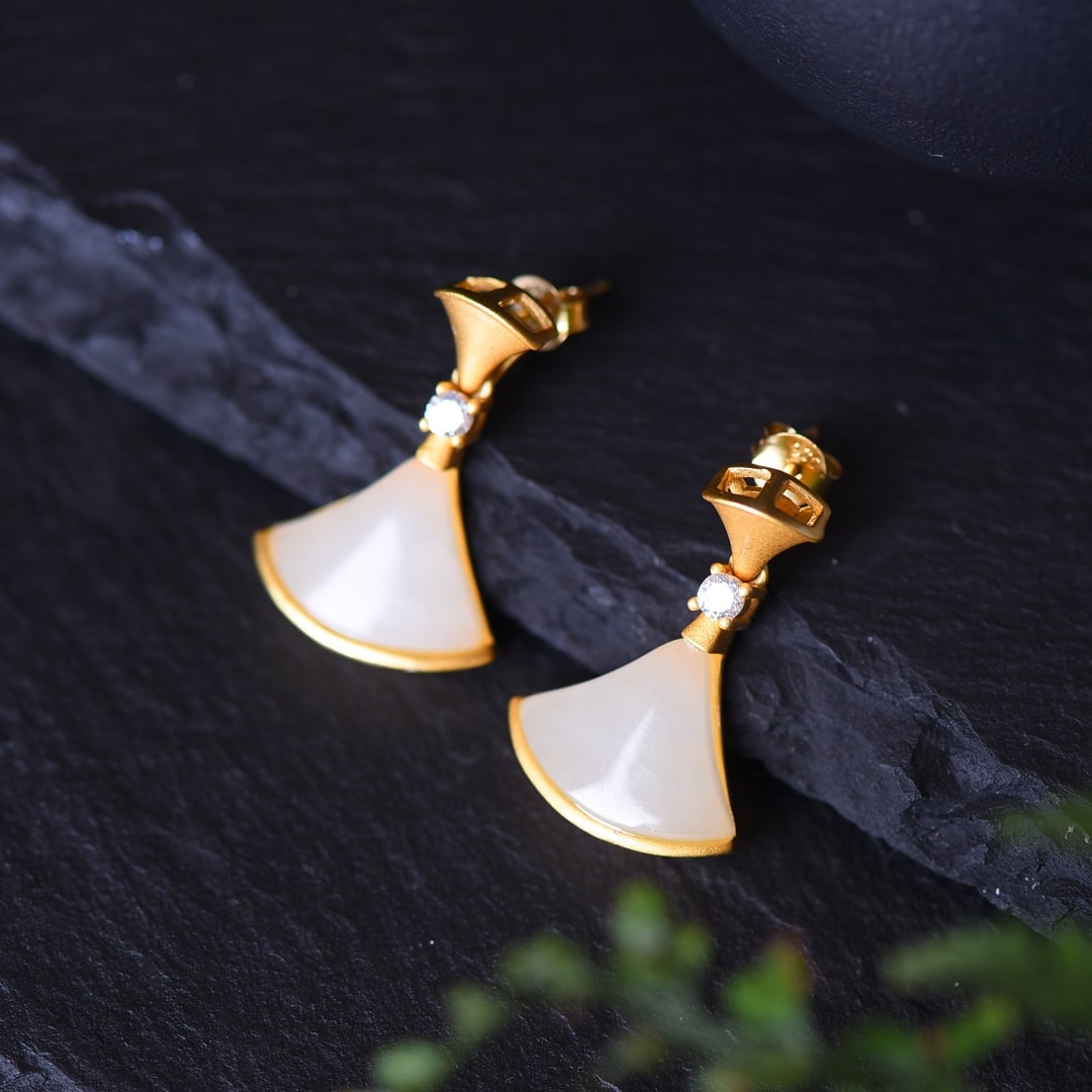 A Set of Fine Sterling Silver-Gold Plated Inlaid White Jade Jewelrys: A Set of Fine Sterling Silver-Gold Plated Inlaid White Jade Jewelrys,Size:(Pendant)0.6inx0.8in,(Earrings)0.1inx0.6in 