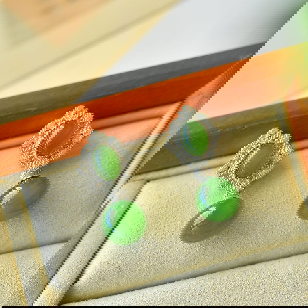 A Pair of Exquisite Sterling Silver Inlaid Jasper Earrings: A Pair of Exquisite Sterling Silver Inlaid Jasper Earrings,Size:0.4inx0.9in 一对纯银镶碧玉耳环