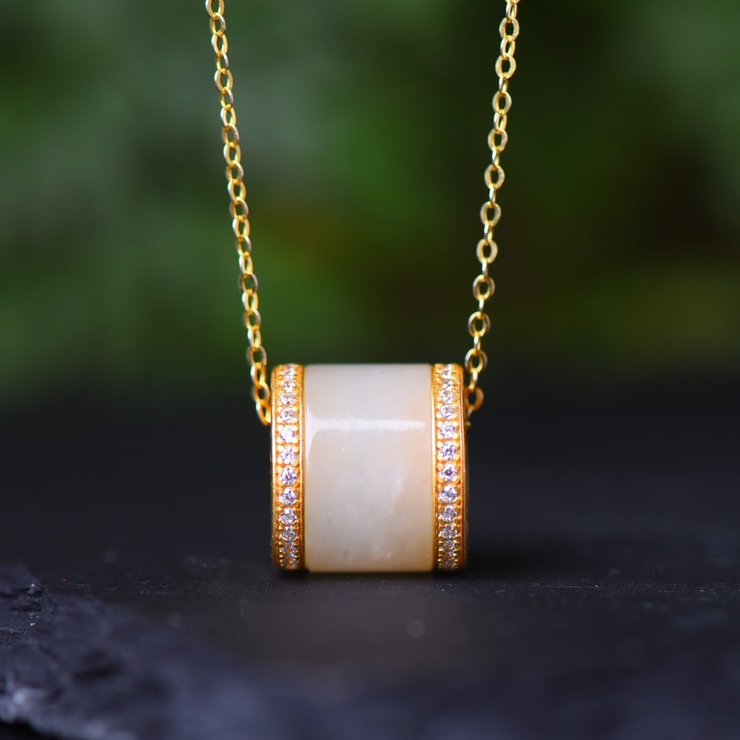 An Exquisite Sterling Silver-Gold Plated Inlaid White Jade Pendant,Inlaid Diamond: An Exquisite Sterling Silver-Gold Plated Inlaid White Jade Pendant,Inlaid Diamond,Size:0.3inx0.5in 