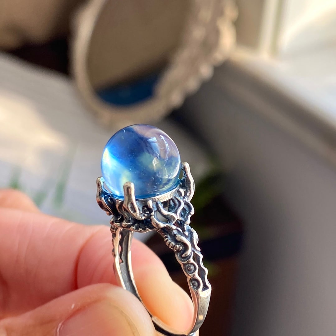 An Exquisite Sterling Silver Inlaid Aquamarine Ring: An Exquisite Sterling Silver Inlaid Aquamarine Ring,Size:0.5in 纯银镶海蓝宝戒指