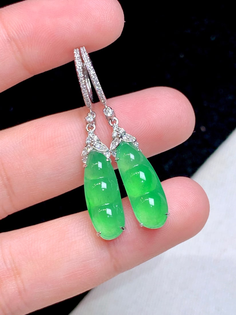 A Pair of Exquisite 18k Gold Diamond Inlaid Jadeite Earrings (1 of 7)