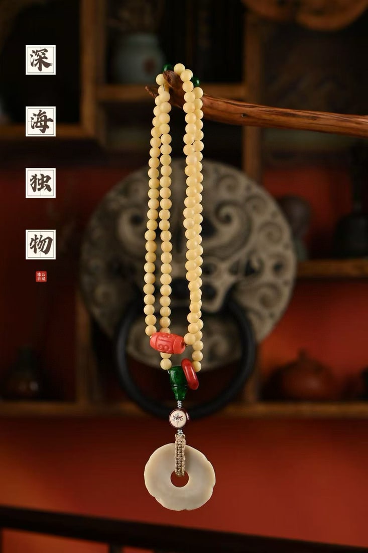 An Exquisite Amber Peace Buckle Pendant: An Exquisite Amber Peace Buckle Pendant,Size:2.1inx0.7in Weight:110.8 g 琥珀平安扣挂件