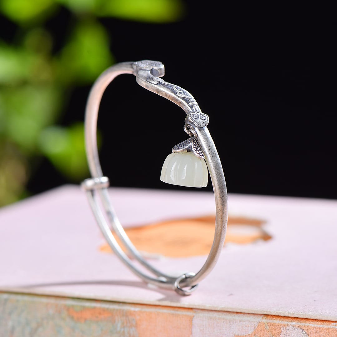 An Exquisite Sterling Silver Inlaid White Jade Bracelets: An Exquisite Sterling Silver Inlaid White Jade Bracelets,Size:0.5inx0.5in 纯银镶白玉手镯