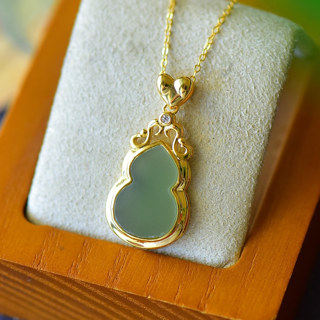 A Pair of Exquisite Sterling Silver-Gold Plated Inlaid Green Jade Necklace: A Pair of Exquisite Sterling Silver-Gold Plated Inlaid Green Jade Necklace,Size:0.6inx1.1in 纯银镀金镶青玉项链