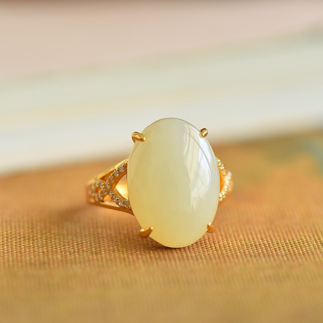 An Exquisite Sterling Silver-Gold Plated Inlaid White Jade Ring,Inlaid Diamond: An Exquisite Sterling Silver-Gold Plated Inlaid White Jade Ring,Inlaid Diamond 纯银镀金镶白玉戒指,嵌钻石