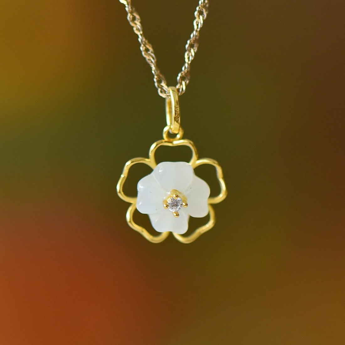 An Exquisite Sterling Silver Inlaid White Jade Flower Pattern Necklace: An Exquisite Sterling Silver Inlaid White Jade Flower Pattern Necklace,Size:0.3inx0.3in 纯银镶白玉花卉纹项链