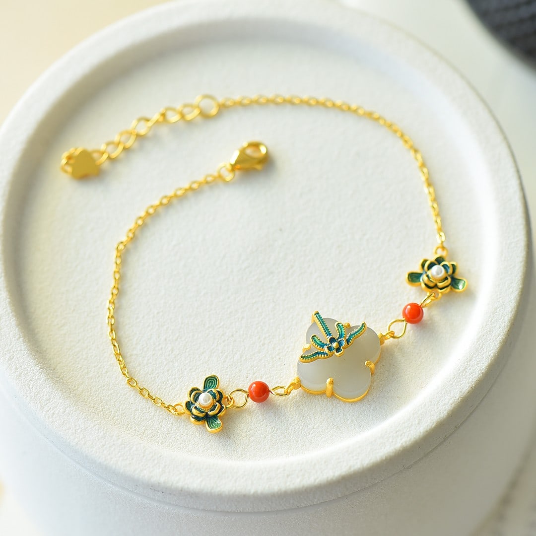 A Set of Fine Sterling Silver-Gold Plated Inlaid White Jade Jewelrys: A Set of Fine Sterling Silver-Gold Plated Inlaid White Jade Jewelrys 一套纯银镀金镶白玉首饰