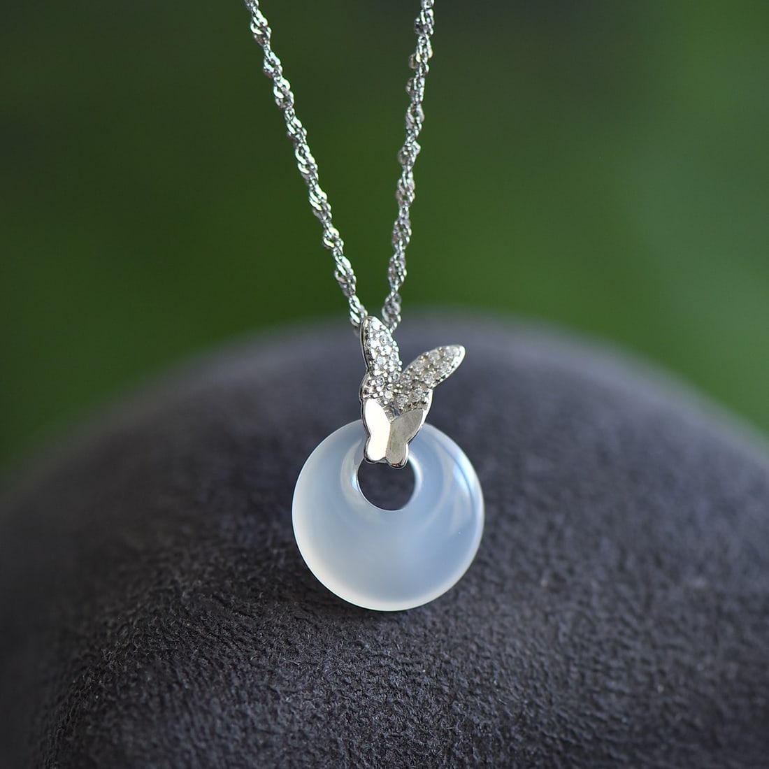 An Exquisite Sterling Silver Inlaid Agate Pendant: An Exquisite Sterling Silver Inlaid Agate Pendant,Size:0.6inx0.6in 纯银镶玛瑙吊坠