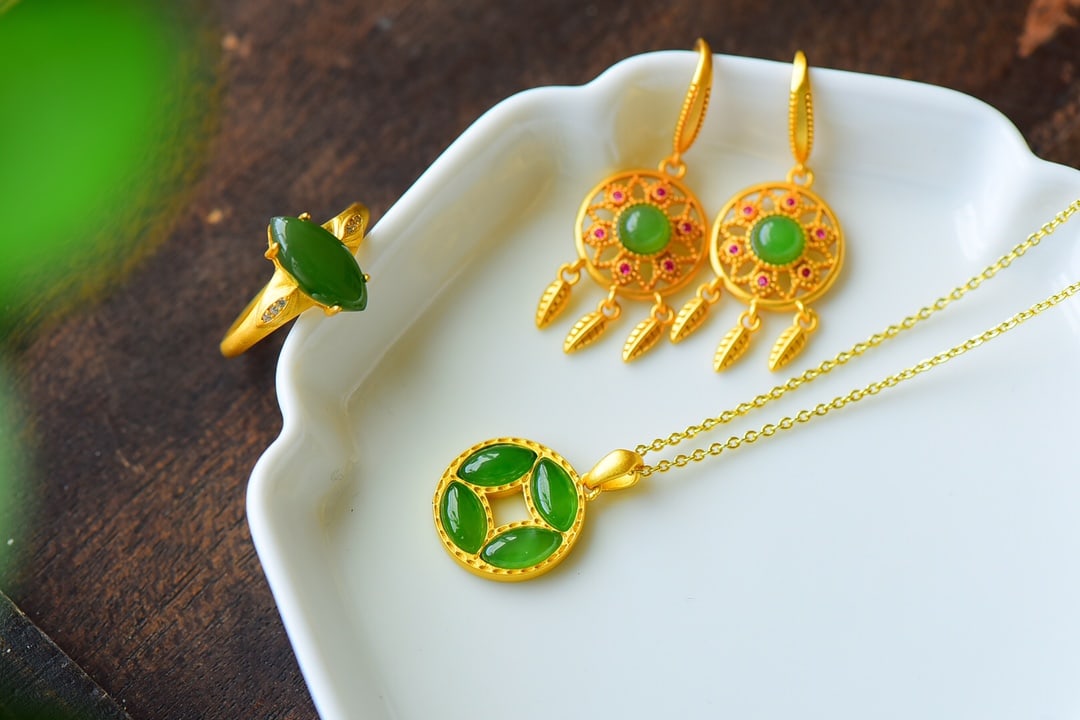 A Set of Fine Sterling Silver-Gold Plated Inlaid Jasper Jewelry: A Set of Fine Sterling Silver-Gold Plated Inlaid Jasper Jewelry,Size:(Necklace)0.6inx0.8in,(Ring)0.2inx0.5in,(Earring)0.6inx1.5in 