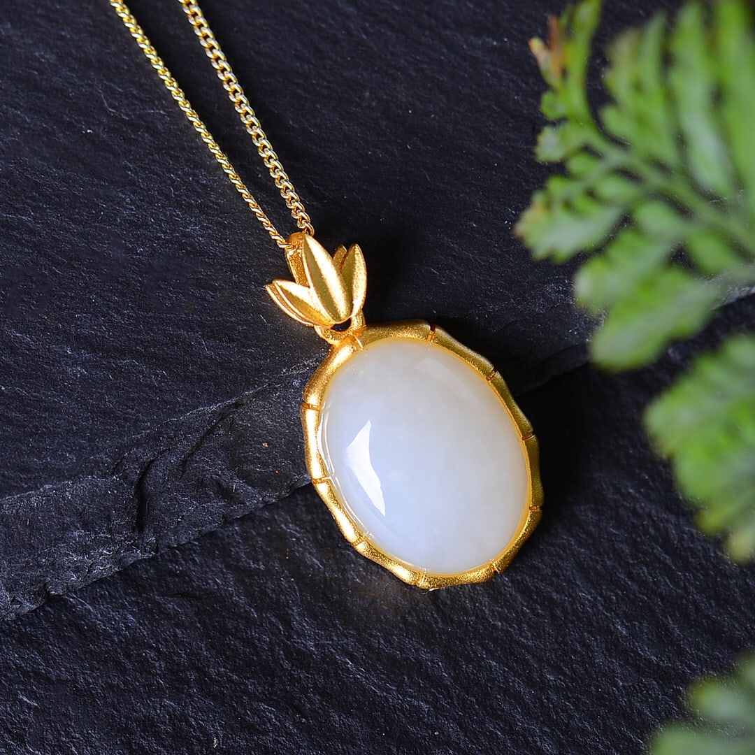 An Exquisite Sterling Silver-Gold Plated Inlaid White Jade Pendant: An Exquisite Sterling Silver-Gold Plated Inlaid White Jade Pendant,Size:0.5inx0.6in 纯银镀金镶白玉吊坠