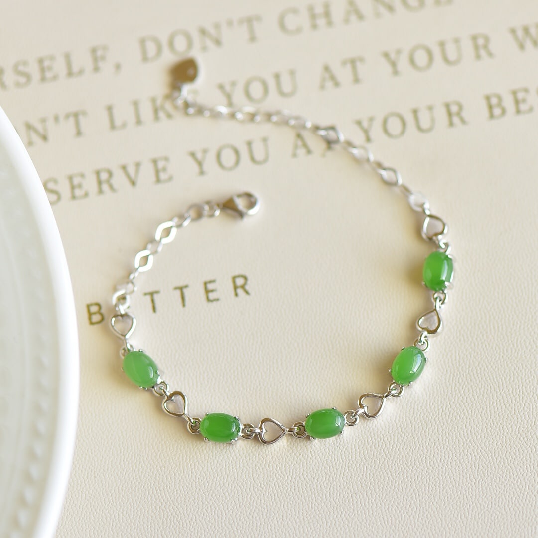 A Pair of Exquisite Sterling Silver Inlaid Jasper Bracelet: A Pair of Exquisite Sterling Silver Inlaid Jasper Bracelet,Size:0.2inx0.3in 纯银镶碧玉手链