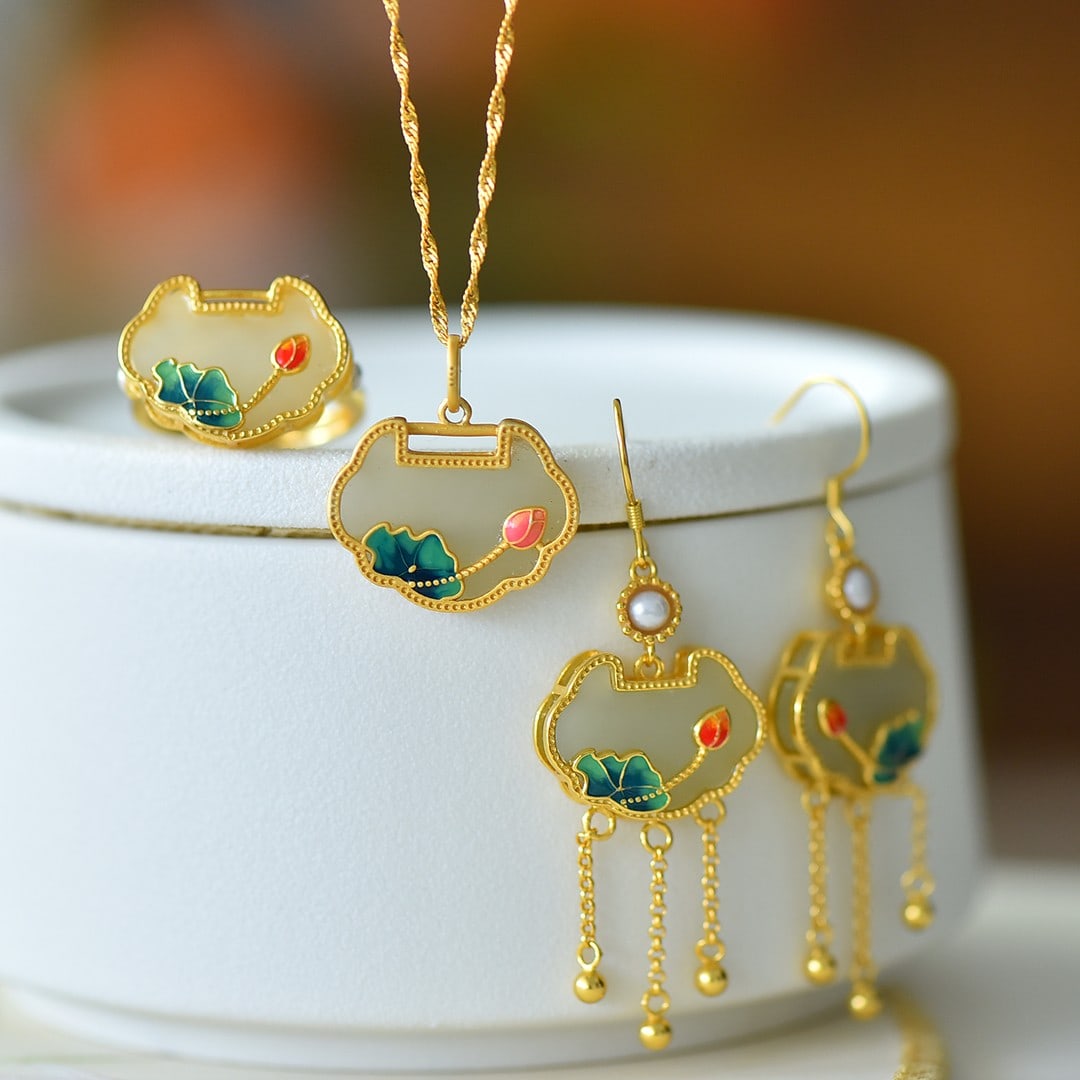 A Set of Fine Sterling Silver-Gold Plated Inlaid White Jade Jewelrys: A Set of Fine Sterling Silver-Gold Plated Inlaid White Jade Jewelrys 一套纯银镀金镶白玉首饰