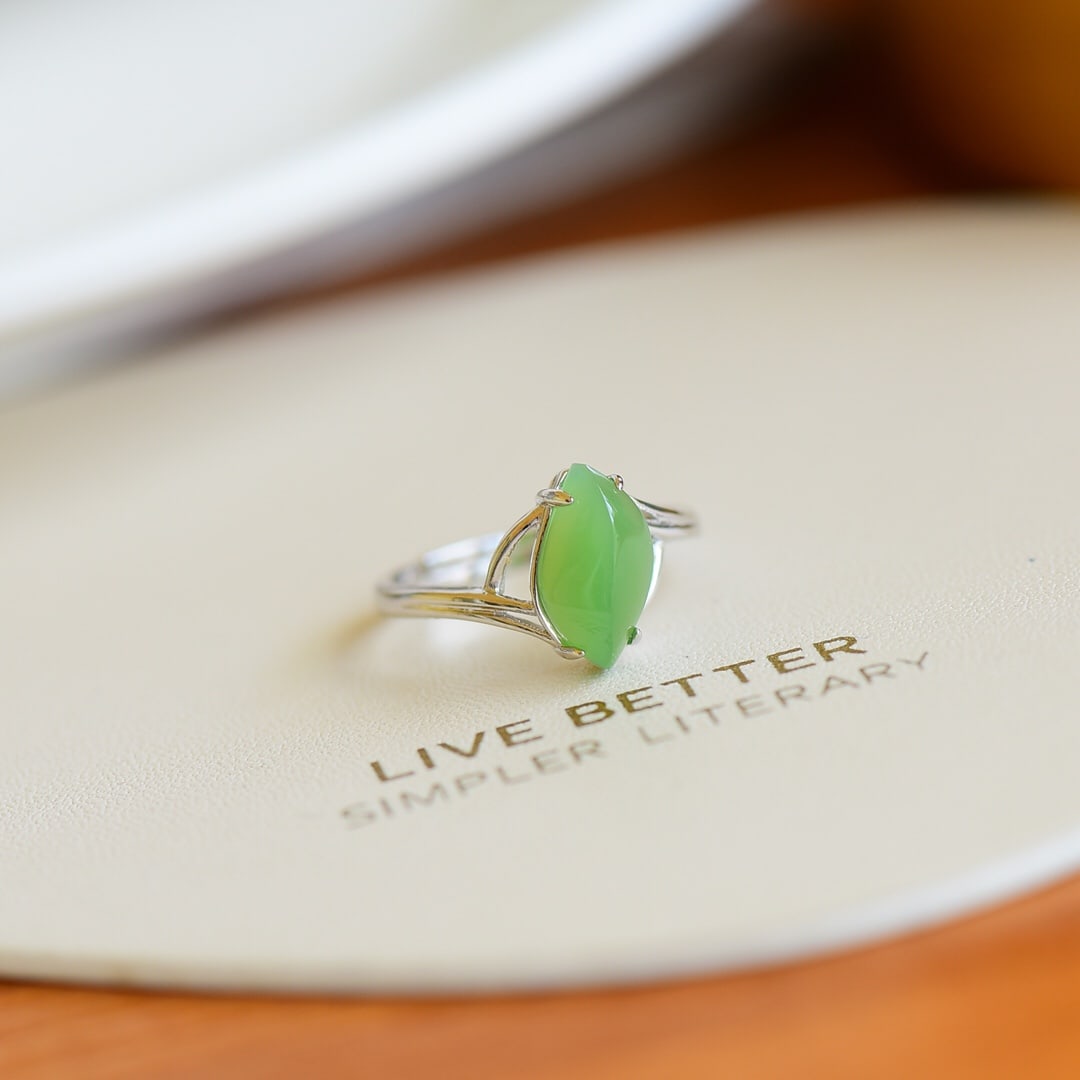 An Exquisite Sterling Silver Inlaid Jasper Ring: An Exquisite Sterling Silver Inlaid Jasper Ring,Size:0.3inx0.4in 纯银镶碧玉戒指