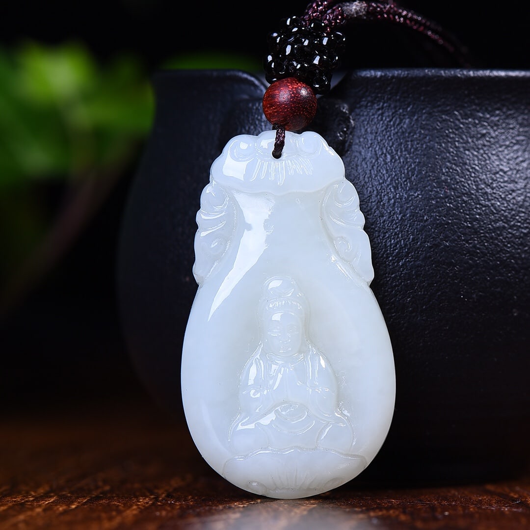 An Exquisite White Jade Statue of Avalokitesvara Pendant: An Exquisite White Jade Statue of Avalokitesvara Pendant,Size:1inx1.7in 白玉观音像挂件