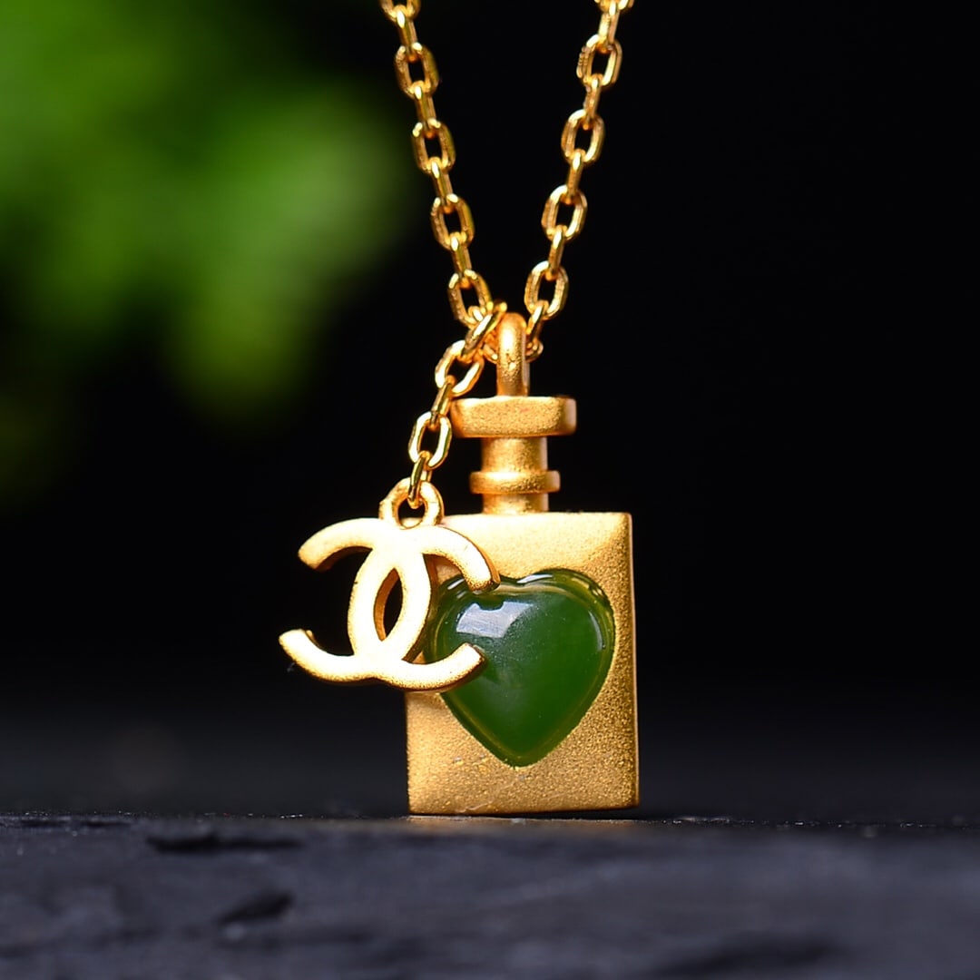 An Exquisite Sterling Silver-Gold Plated Inlaid Jasper Pendant: An Exquisite Sterling Silver-Gold Plated Inlaid Jasper Pendant,Size:0.2inx0.2in 纯银镀金镶碧玉吊坠