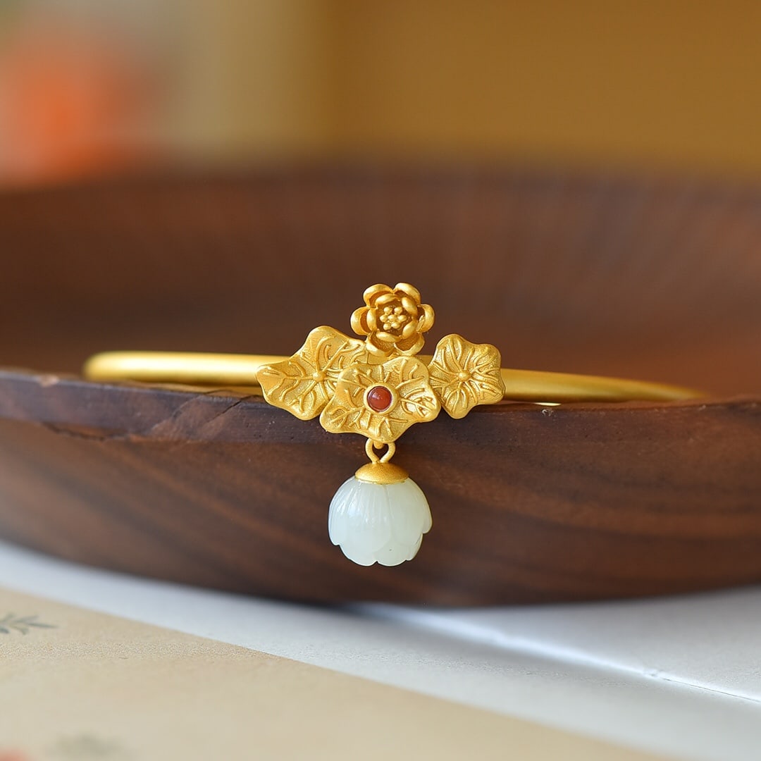 An Exquisite Sterling Silver-Gold Plated Inlaid White Jade Bracelet: An Exquisite Sterling Silver-Gold Plated Inlaid White Jade Bracelet,Size:0.4inx0.4in 纯银镀金镶白玉手镯