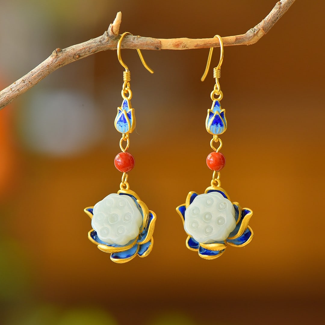 A Pair of Exquisite Sterling Silver-Gold Plated Inlaid White Jade Enamel Earrings: A Pair of Exquisite Sterling Silver-Gold Plated Inlaid White Jade Enamel Earrings,Size:0.5inx0.5in 一对纯银镀金镶白玉珐琅耳Ĩ