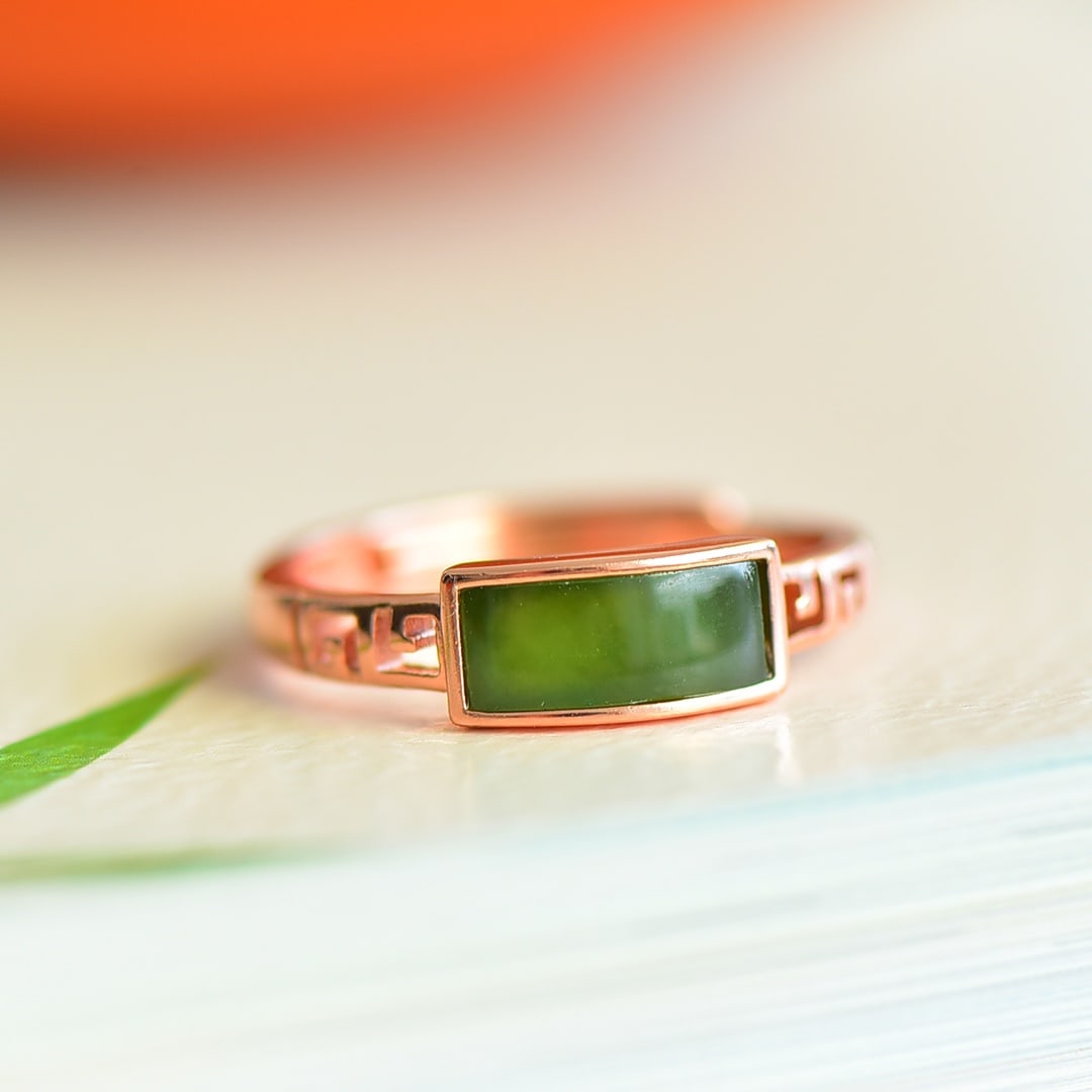 An Exquisite Sterling Silver-Gold Plated Inlaid Jasper Ring: An Exquisite Sterling Silver-Gold Plated Inlaid Jasper Ring 纯银镀金镶碧玉戒指