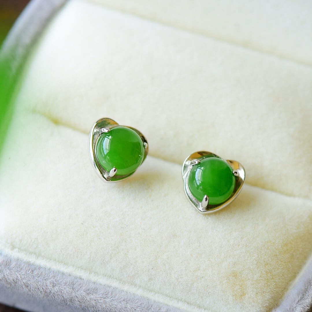 A Pair of Exquisite Sterling Silver Inlaid Jasper Earrings: A Pair of Exquisite Sterling Silver Inlaid Jasper Earrings,Size:0.4inx0.4in 一对纯银镶碧玉耳钉