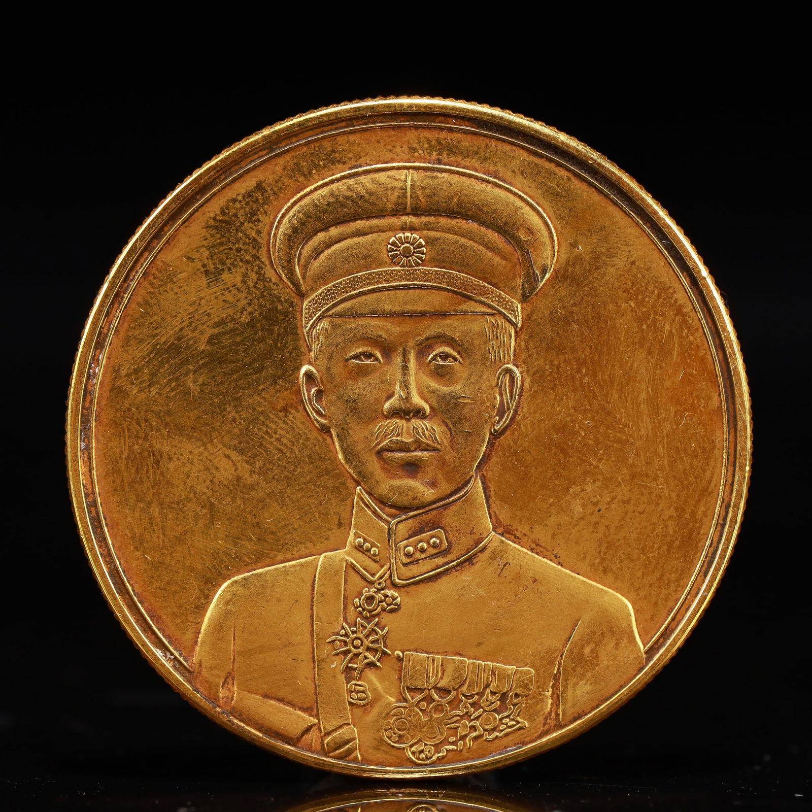 An Exquisite Gold Coin: An Exquisite Gold Coin,the Republic of China, Size:1.5in Weight:37.5g