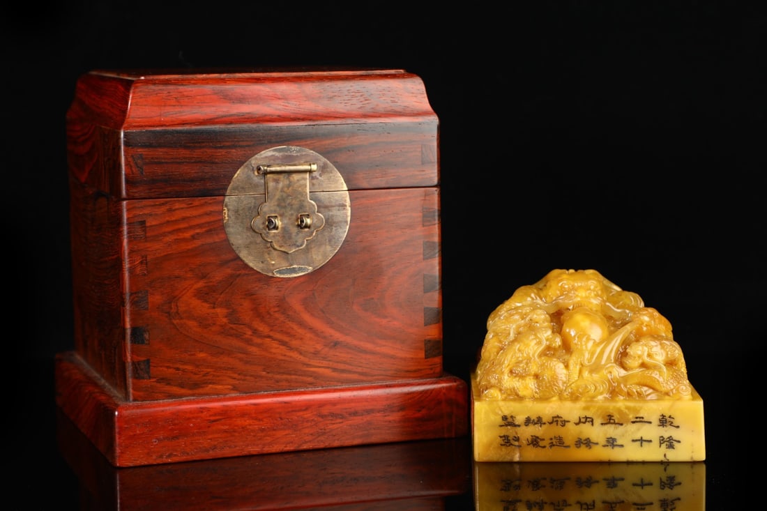 An Exquisite Tianhuang Stone Dragon Pattern Seal: An Exquisite Tianhuang Stone Dragon Pattern Seal,Qing Dynasty, China,Qianlong Mark,Size:3inx3.9in,Weight:1273g 
