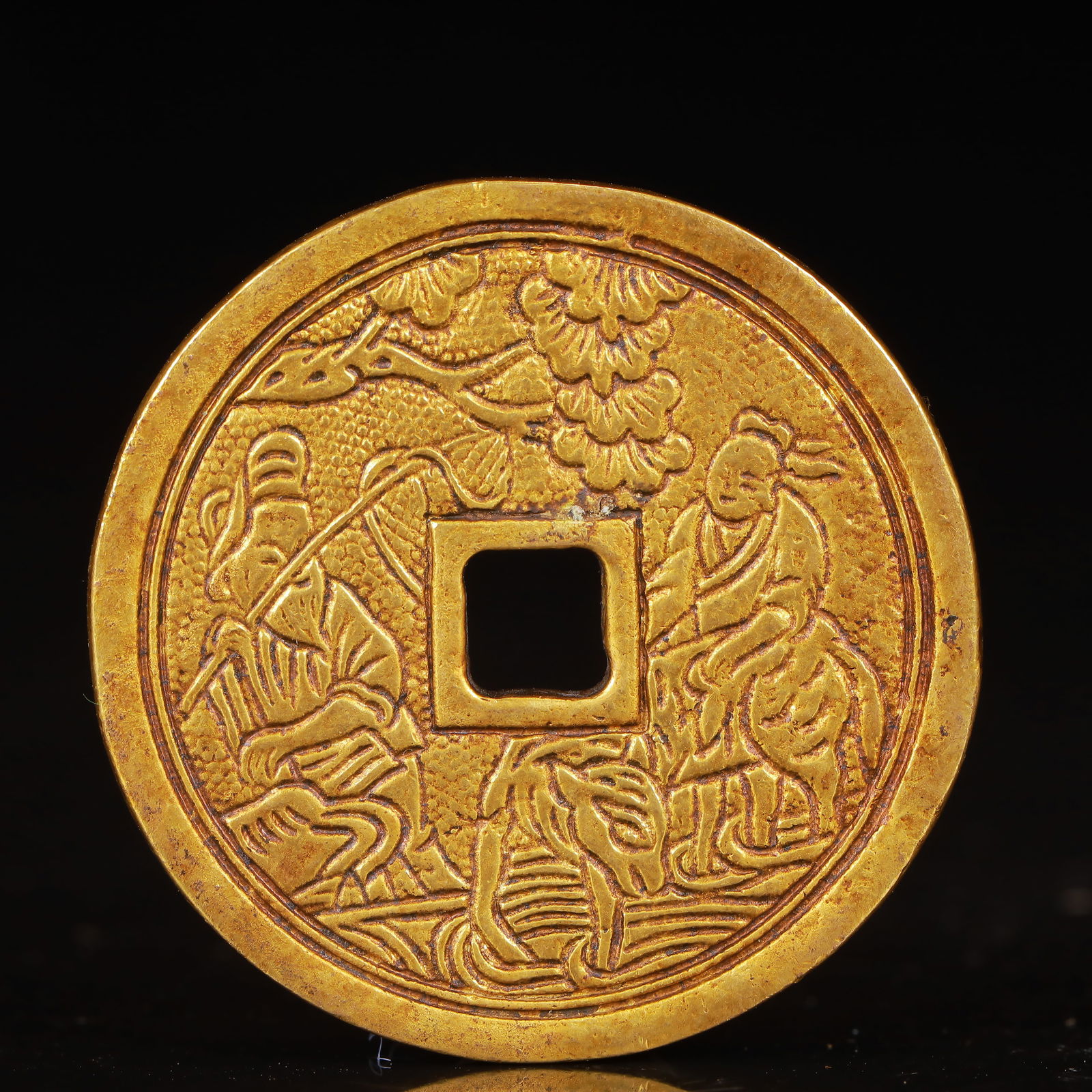 An Exquisite Gilt Bronze Figure Pattern Coin: An Exquisite Gilt Bronze Figure Pattern Coin,Qing Dynasty,China,Size:1.6inx0.1in,Weight:25g 铜鎏金人物纹钱币,中国清代