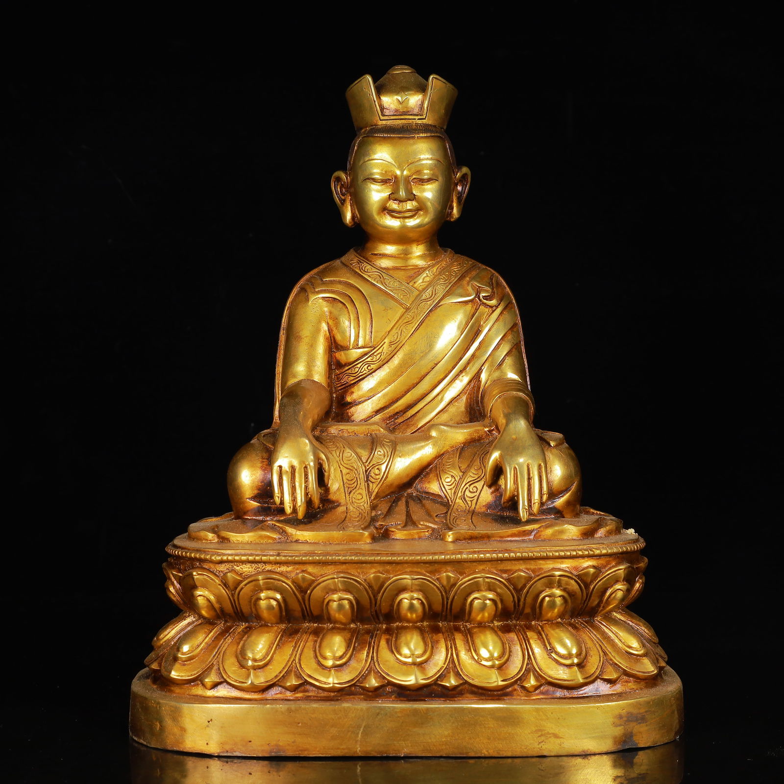 An Exquisite Gilt Bronze Statue of Guru: An Exquisite Gilt Bronze Statue of Guru,Qing Dynasty,China,Size:8.3inx6.3inx10.2in,Weight:3500g 铜鎏金上师像,中国清代