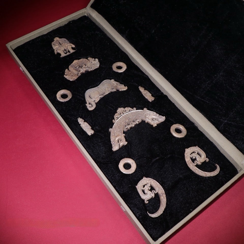 A Set of Fine Archaic Jade Figure Dragon Pattern Pendants: A Set of Fine Archaic Jade Figure Dragon Pattern Pendants,Ancient Time,China,Size:126mmx52mmx5mm,Total Weight:287g 一套高古玉人物龙纹挂Ê