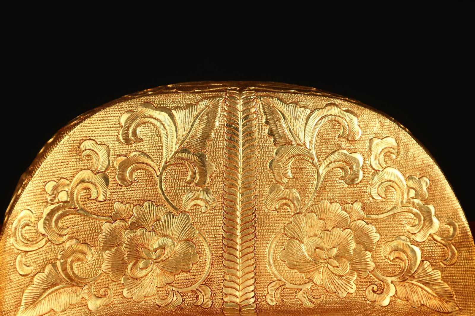An Exquisite Gilt Bronze Flower Pattern Hat - 5