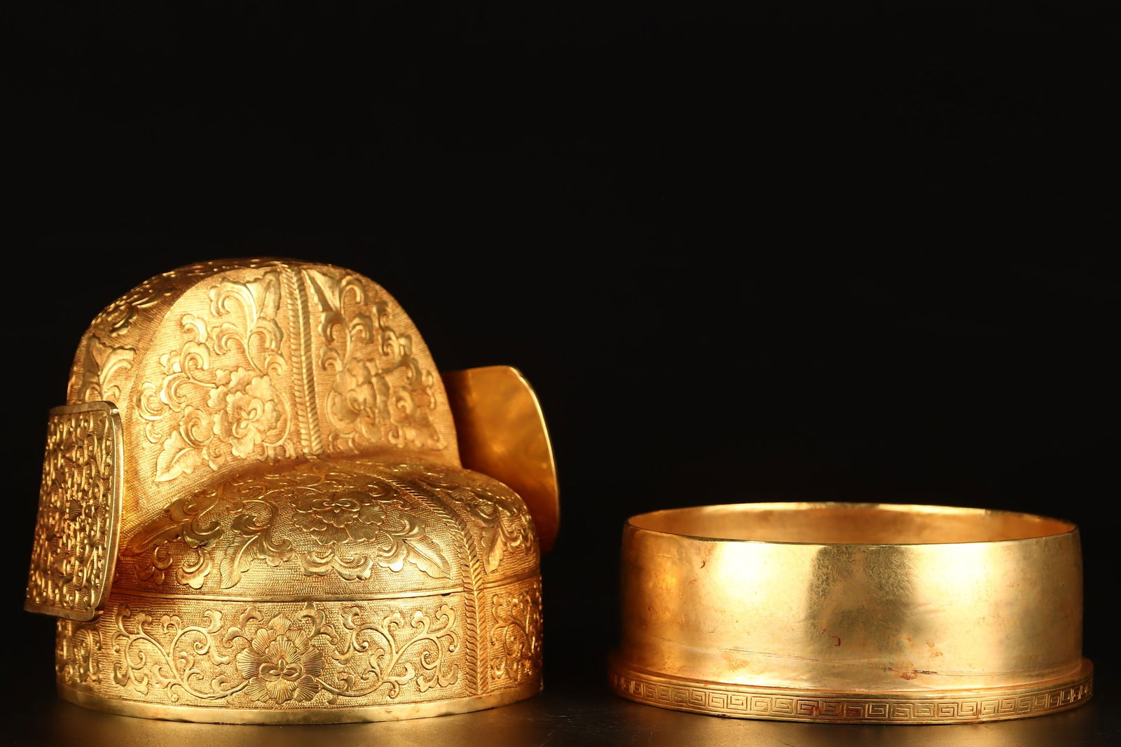 An Exquisite Gilt Bronze Flower Pattern Hat - 6