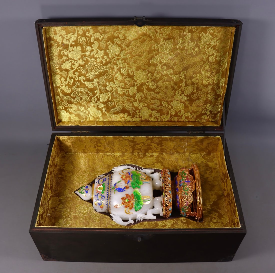 An Exquisite White Jade Flower silk gold-plated Flower and Butterfly Pattern Cover Jar: An Exquisite White Jade Flower silk gold-plated Flower and Butterfly Pattern Cover Jar,Size:10.6inx5.7inx3.5in,Weight:1534g,Qing Dynasty, China,Qianlong Four-character Mark 白玉花