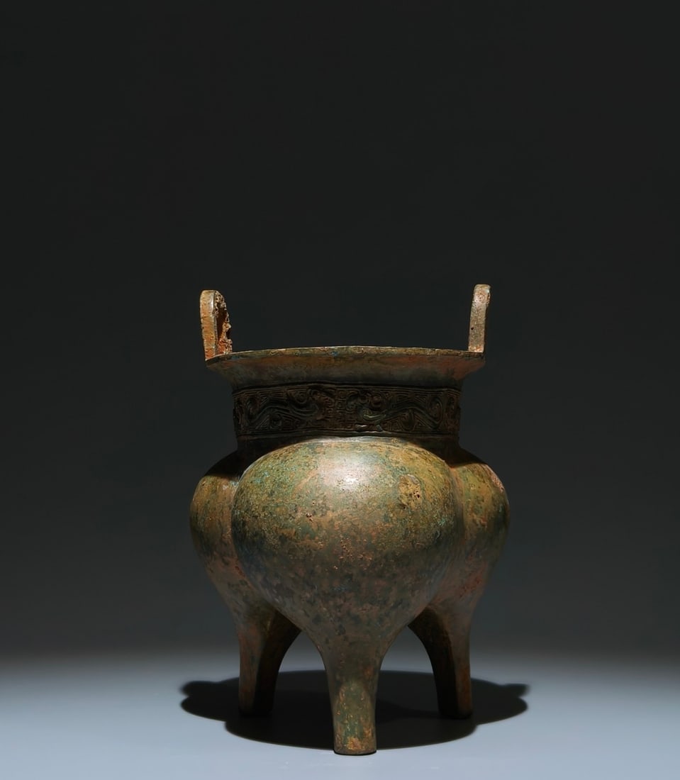An Archaic Bronze Phoenix Pattern Double-Ears and Tripod Food Vessel: An Archaic Bronze Phoenix Pattern Double-Ears and Tripod Food Vessel,Shang Dynasty, China,Size:7.5inx5.5in 青铜凤纹双耳三足食器,中