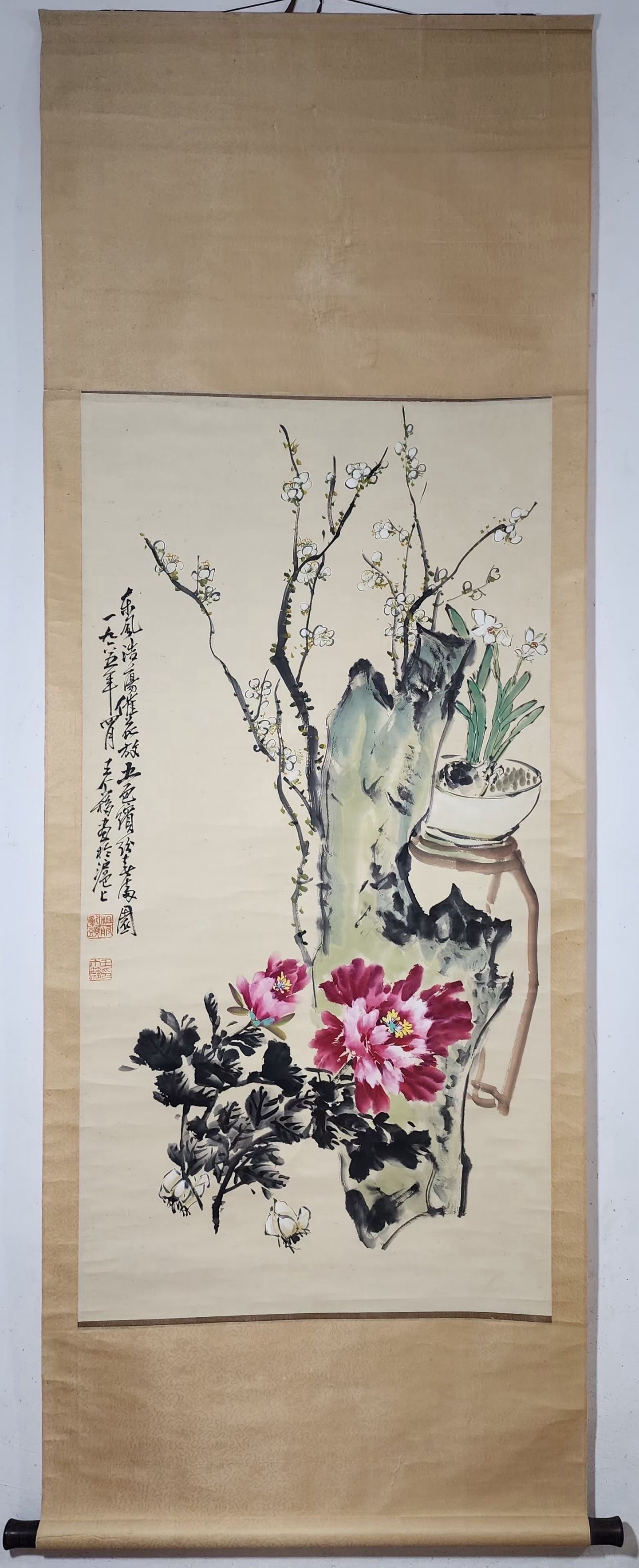 A Chinese Vertical Scroll Ink Painting of Flower on Paper,Wang Geyi: A Chinese Vertical Scroll Ink Painting of Flower on Paper,Wang Geyi,Size:(Without frame)52inx26.8in 一幅中国水墨花卉画立轴,王