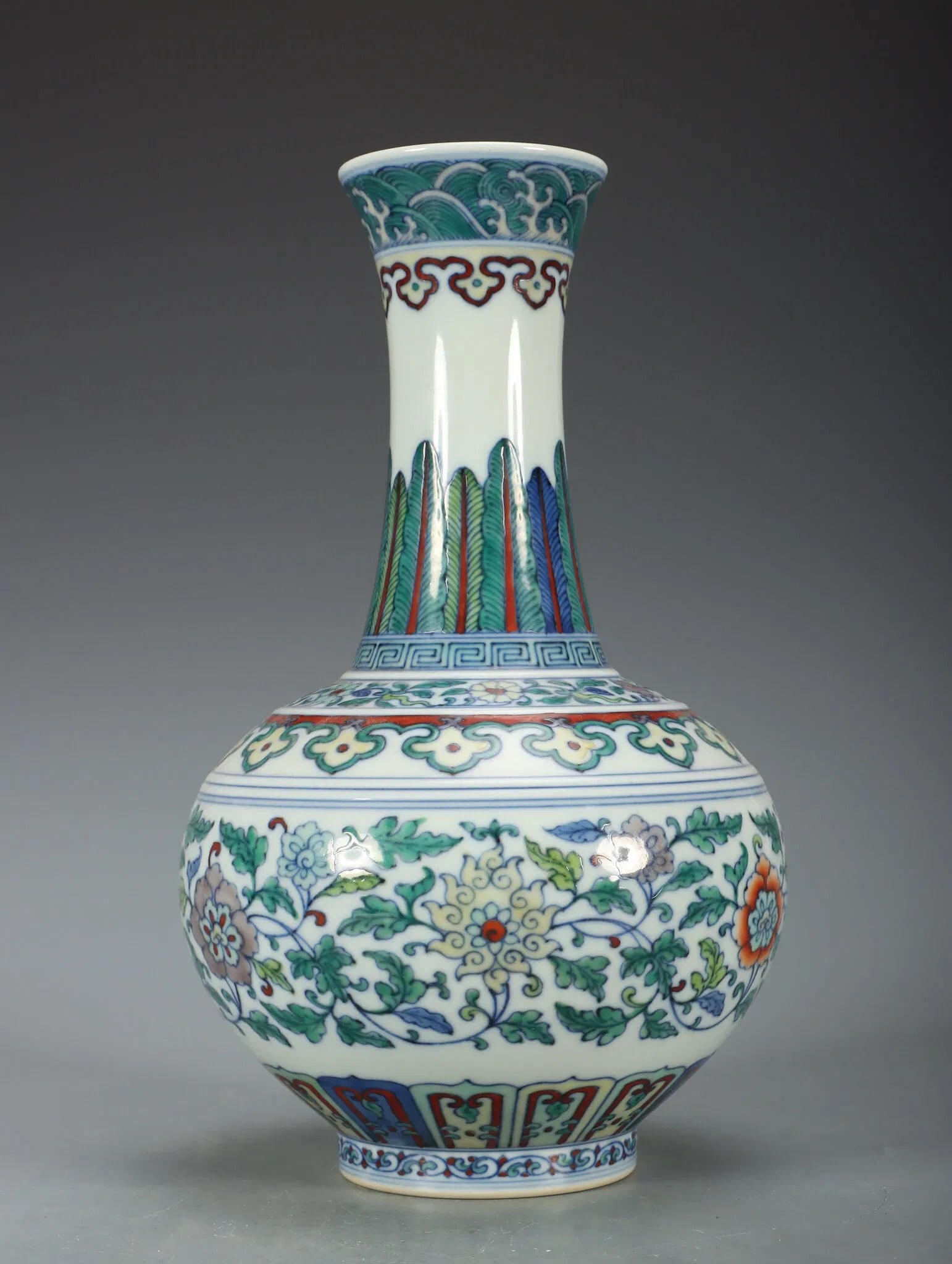 An Exquisite Doucai Lotus Pattern Vase - 3