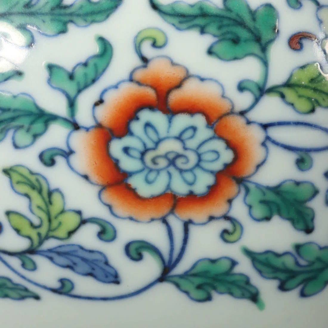 An Exquisite Doucai Lotus Pattern Vase - 6