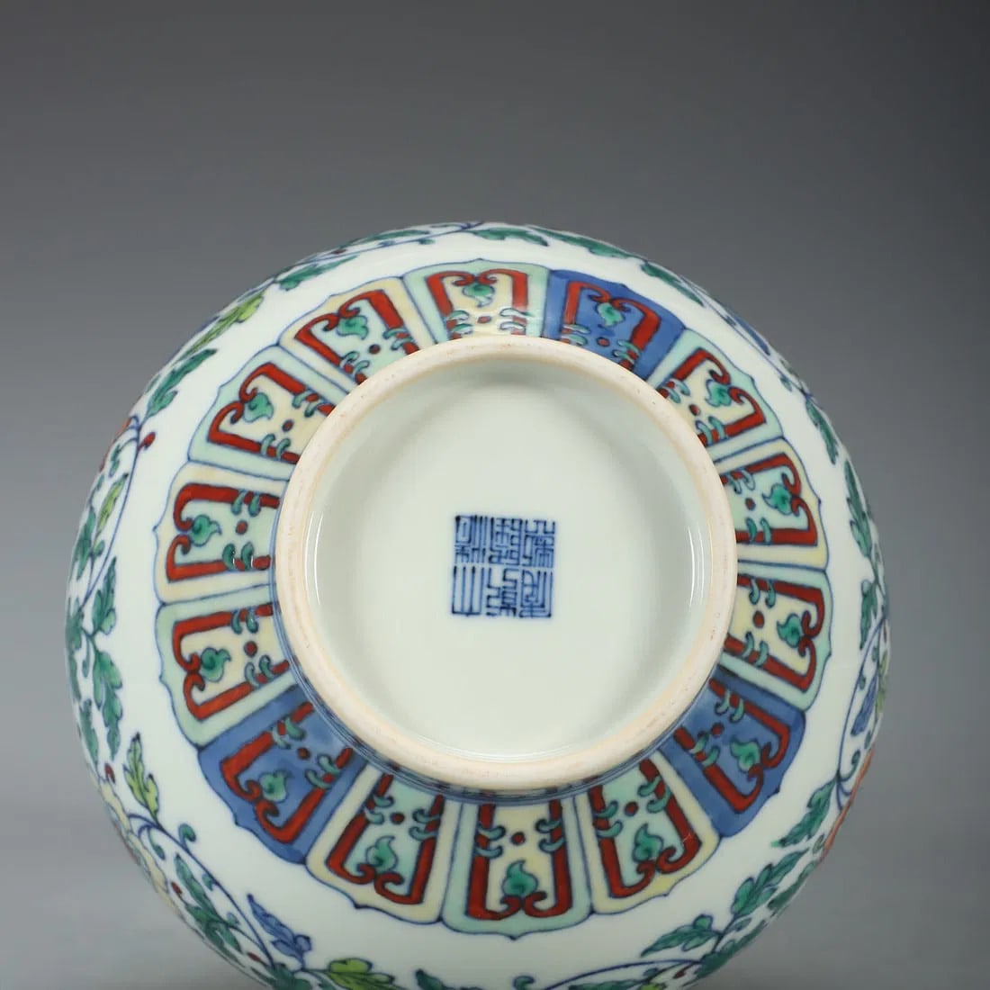 An Exquisite Doucai Lotus Pattern Vase - 8