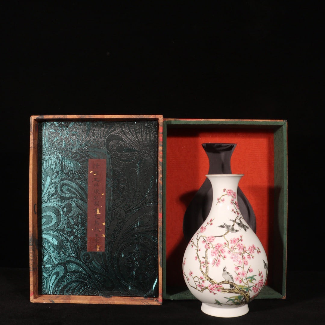 An Exquisite Enamel Painted Gold Flower and Bird Pattern Vase,With Poem: An Exquisite Enamel Painted Gold Flower and Bird Pattern Vase,With Poem,Qing Dynasty, China,Yongzheng Four-character Mark,Size:9.4inx5.9in 珐琅彩描金花鸟ń