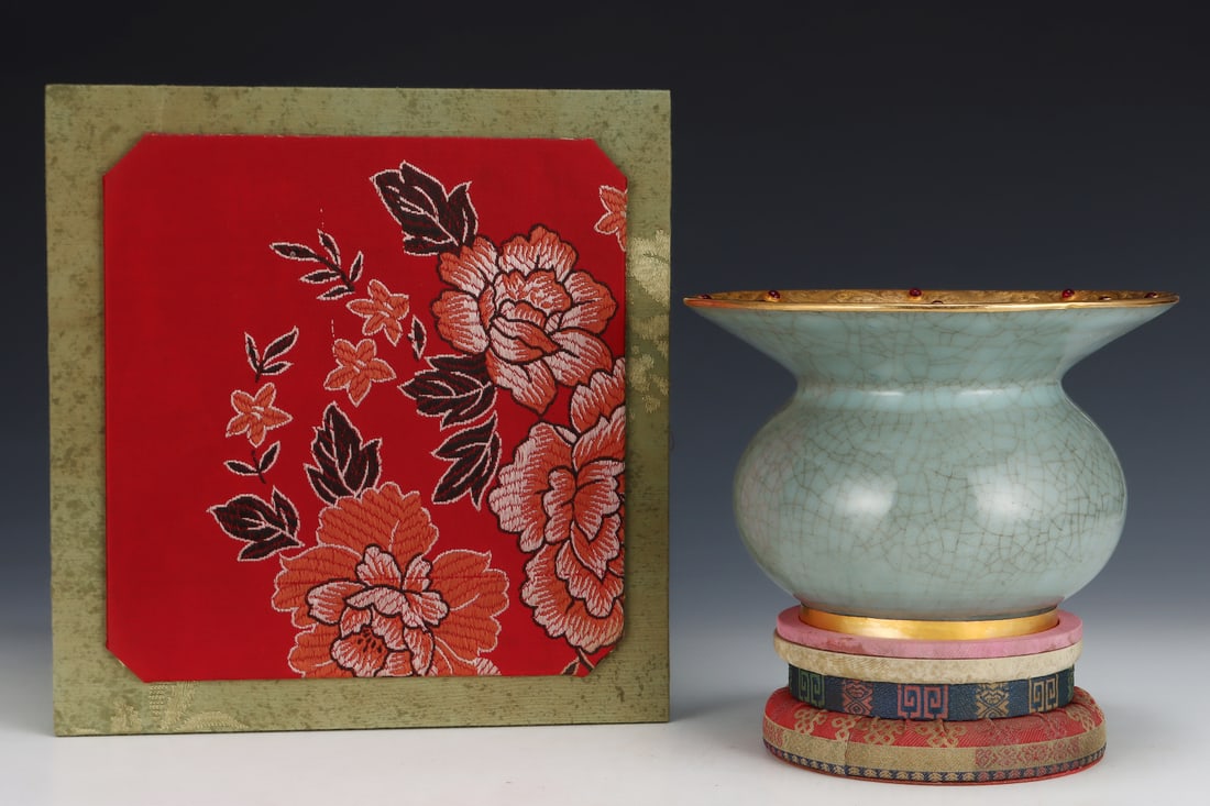 An Exquisite Guan yao Gilding Jar,Inlaid Gems: An Exquisite Guan yao Gilding Jar,Inlaid Gems,Song Dynasty, China,Size:5inx7.2in 官窑鎏金罐,嵌宝石,中国宋代