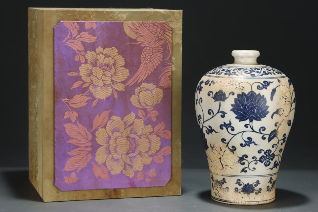 An Exquisite Blue and White Lotus Pattern Vase: An Exquisite Blue and White Lotus Pattern Vase,Ming Dynasty, China,Size:11inx7.5in 青花缠枝莲纹瓶,中国明代