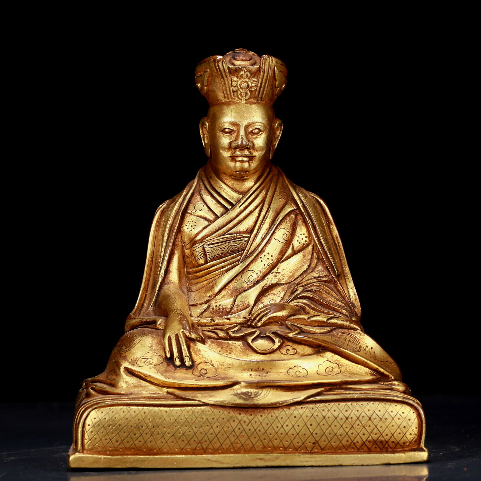 An exquisite gilt bronze statue of the Guru: An exquisite gilt bronze statue of Guru, Ming Dynasty, China, Size: 5.3inx4.3inx6.3in; Weight: 1635g 铜鎏金上师像，明代