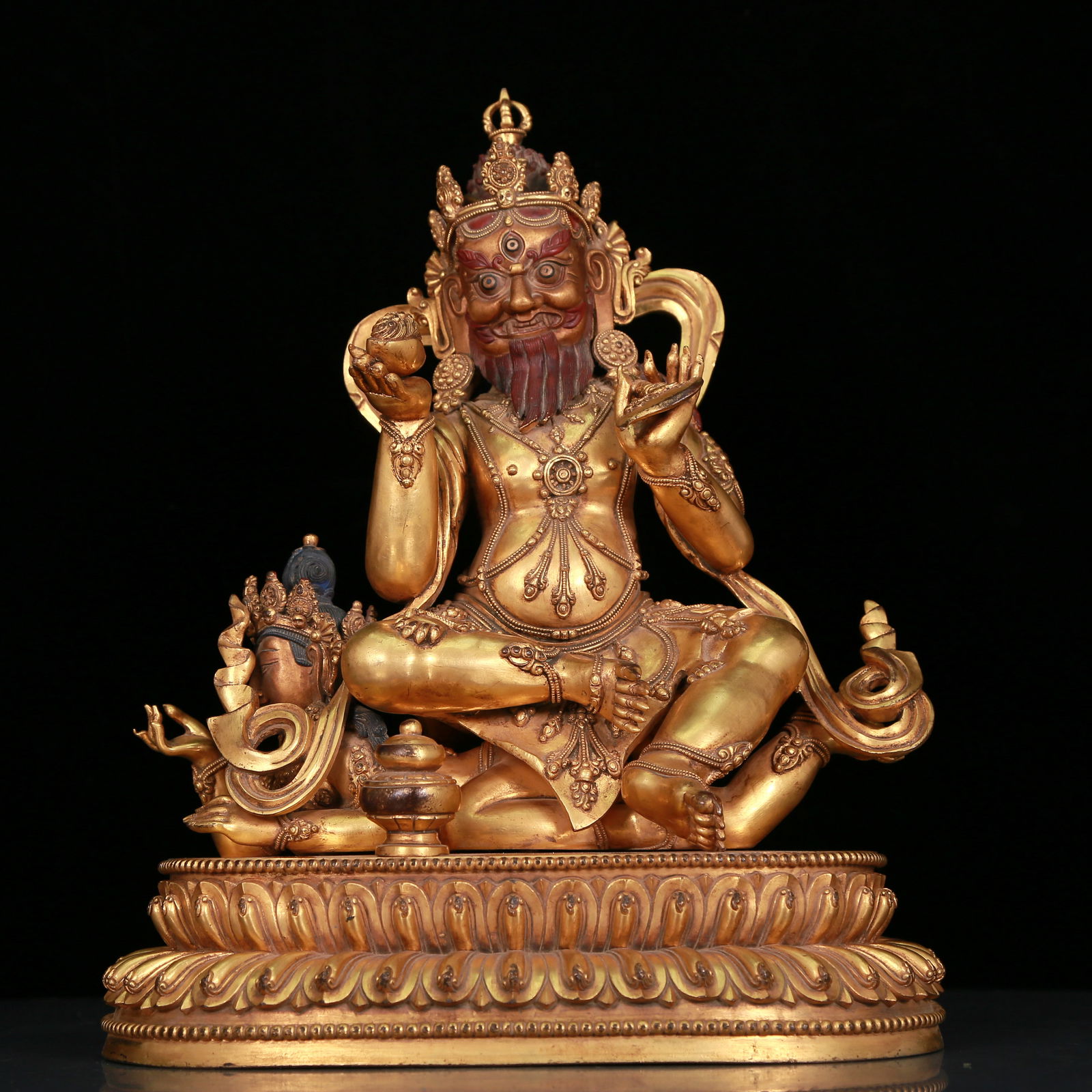 A stunning gilt bronze statue of the Mammon: stunning gilt bronze statue of the Mammon, Qing Dynasty, China. The Buddha's face is solemn and kind, with deep eyes, symbolizing wealth and fortune. Its appearance is full of luxury, solemnity and