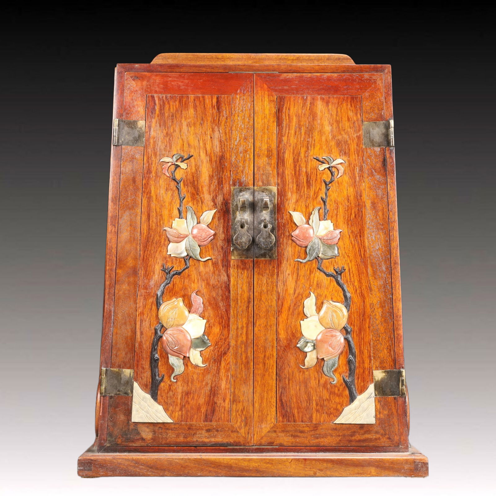 An Exquisite Boxwood Flower Pattern Cabinet: An Exquisite Boxwood Flower Pattern Cabinet,Qing Dynasty, China,Size：12.9inx8.5inx17.1in Weight：4200g 黄杨木花卉纹柜