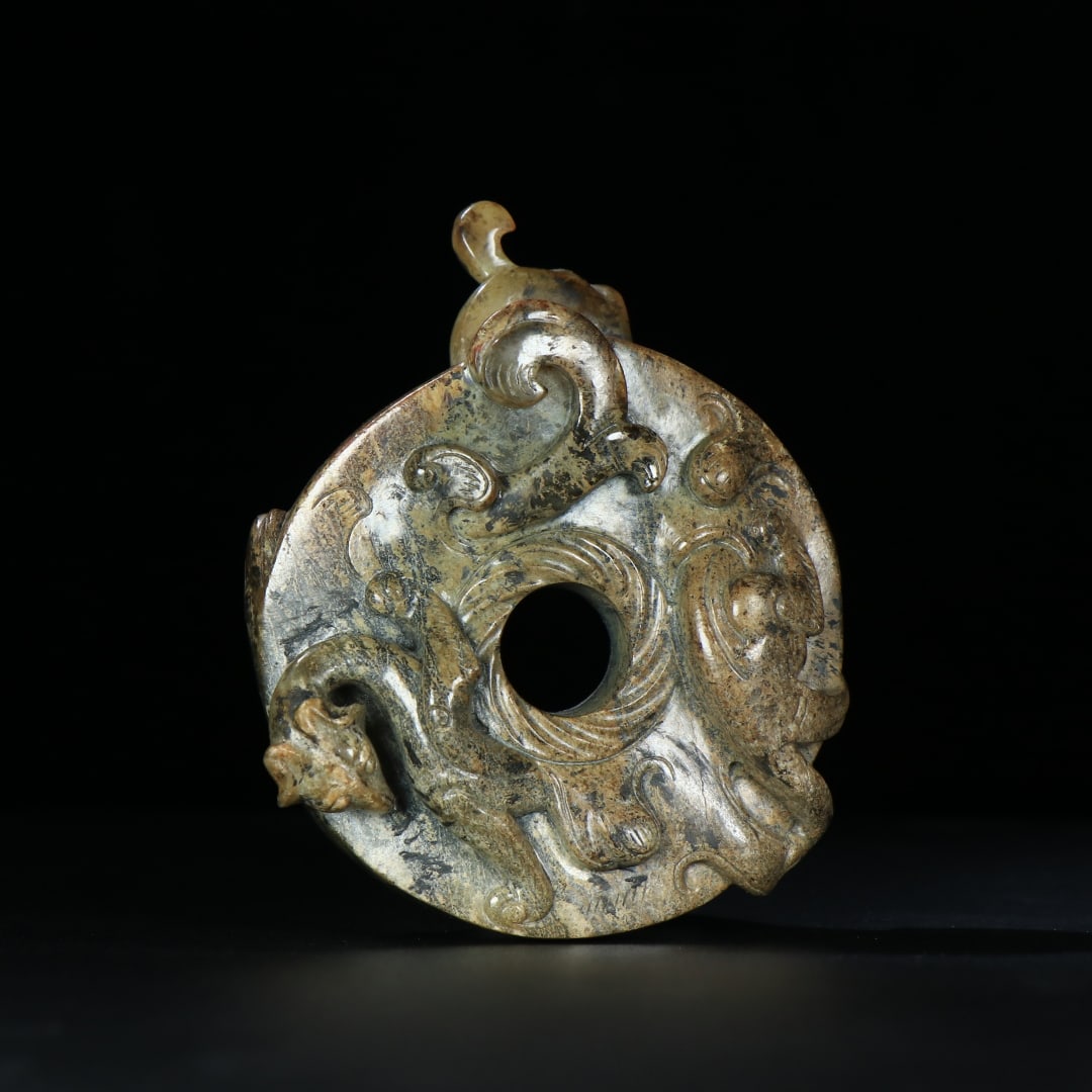 An Exquisite Gaogu Jade Chi-Dragon Pattern Pendant: An Exquisite Gaogu Jade Chi-Dragon Pattern Pendant，Ancient Time, China，Size：3.1inx2.6inx1.1in，Weight：149g 高古玉螭龙纹挂
