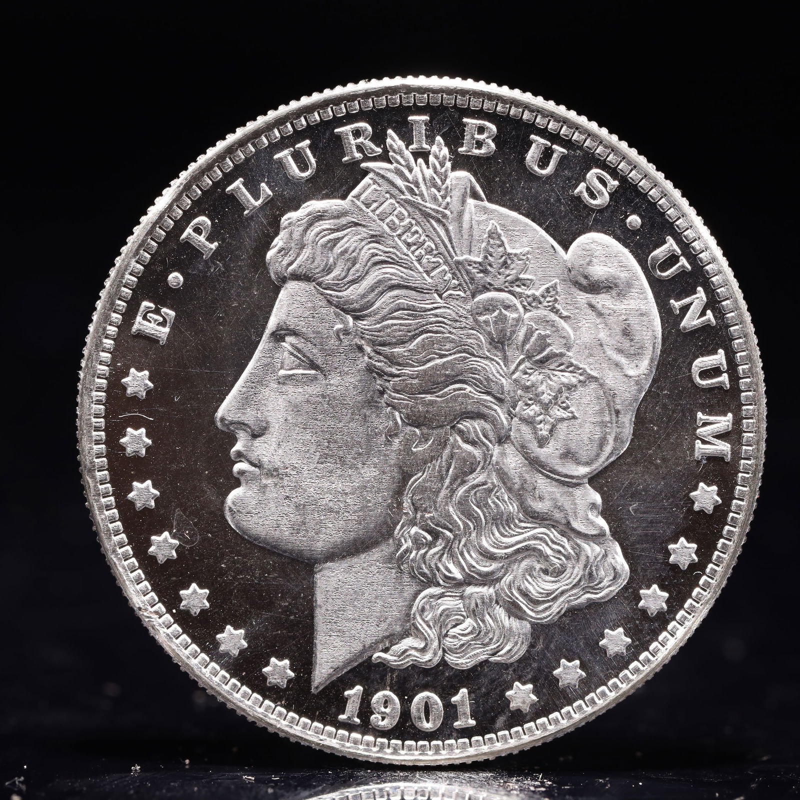 USA Morgan Dollar 1901 Coin: Obv: profile bust with date below and E PLURIBUS UNUM legend and stars around. Rev: eagle with In God we trust above within wreath with UNITED STATES OF AMERICA ONE DOLLAR legend. IN GOD WE TRUST / LI