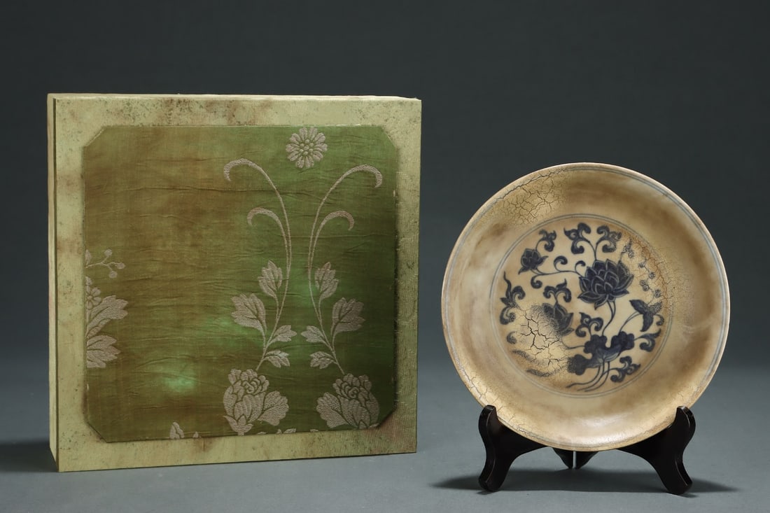 An Exquisite Blue and White Red Glazed Lotus Pattern Plate: An Exquisite Blue and White Red Glazed Lotus Pattern Plate,Ming Dynasty, China,Xuande Six-character Mark,Size:1.8inx8.1in 青花红釉缠枝莲纹盘,È