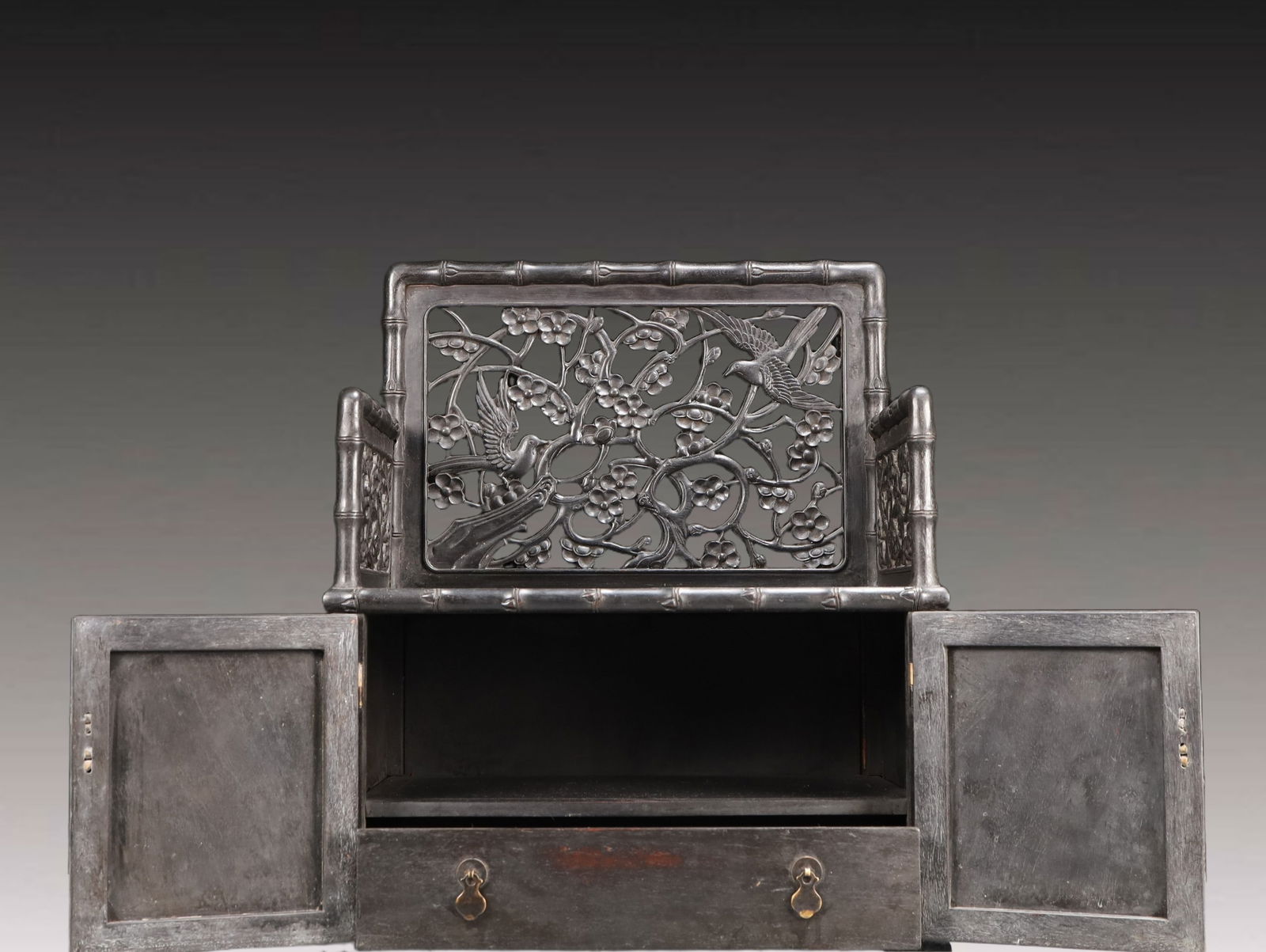 An Exquisite Eaglewood Figure Pattern Cabinet - 4