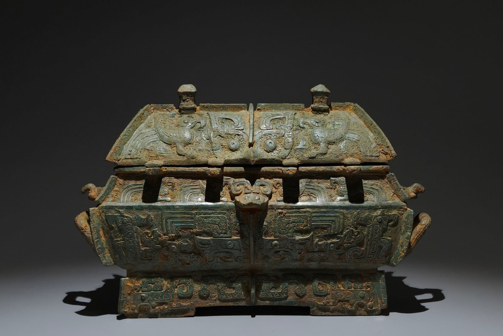 An Archaic Bronze Phoenix Pattern Food vessel,With Inscription (1 of 9)